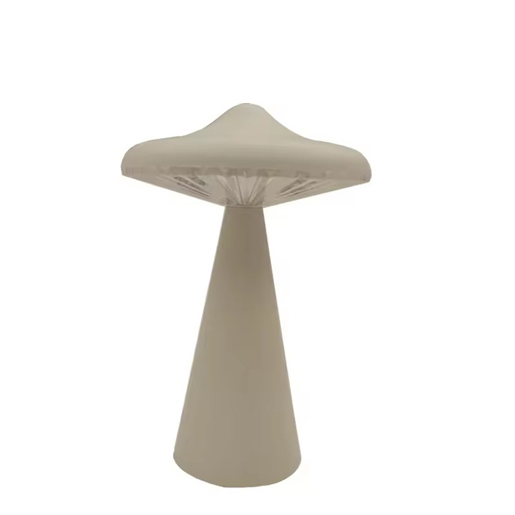Roztomilá noční stolní lampa s houbami ve velkém množství