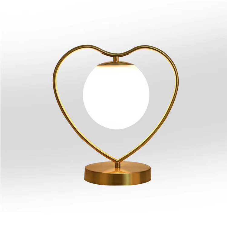 Nová minimalistická stolní lampa s jednoduchým stínidlem v bílé barvě