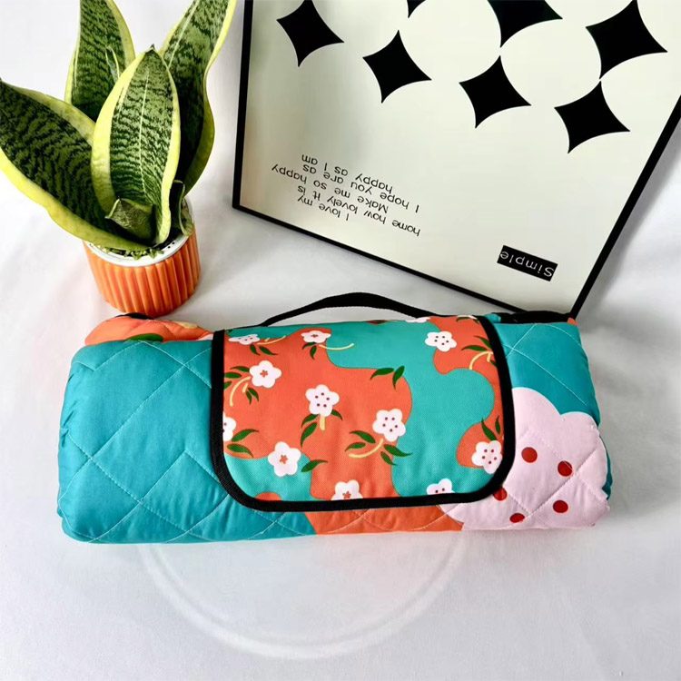 Pikniková deka přenosná cestovní kempinková plážová podložka bez písku