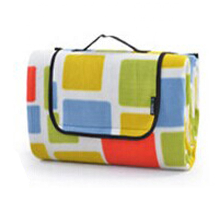 Velká kempingová podložka s voděodolnou zadní stranou pro piknikovou rukojeť